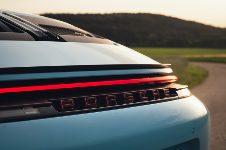 細かいところでは、「911 S/T」や「911 GT3ツーリングパッケージ」と同じく、可動式リアスポイラーにガーニーフラップを装備。シンプルなスタイルと優れた空力性能の両立を図っている。