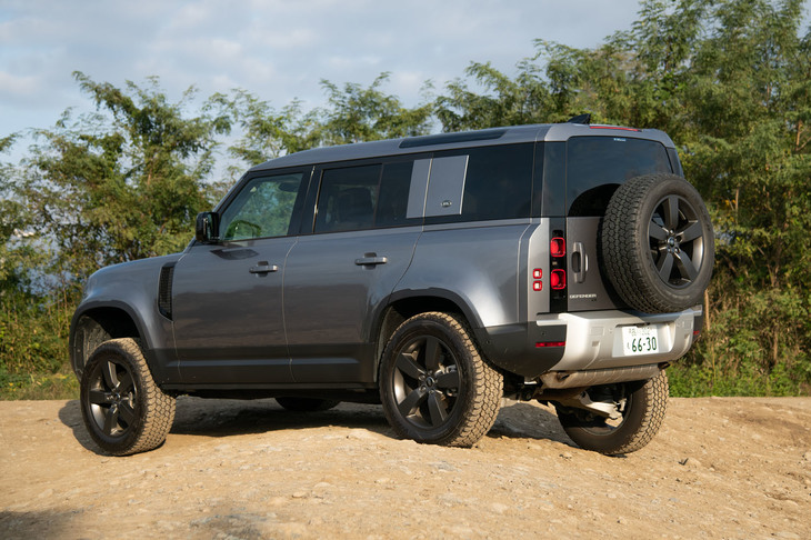 リジッドアクスルと比べて路面追従性が不利とされる4輪独立懸架だが、新型「ディフェンダー」はご覧の通り。ホイールトラベルの大きな足まわりが、しっかりタイヤを接地させている。