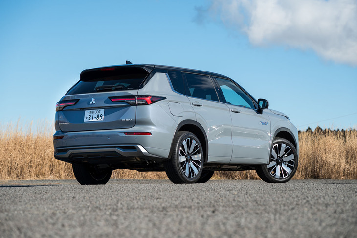 ここでは新たに設定された最上級グレード「Pエグゼクティブパッケージ」（5人乗り）を紹介。リアバンパーの形状変更によってボディーの全長が10mmだけ長くなっている（4720mmに）。