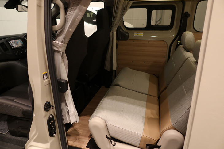 日産NV200バネットMYROOM（2列目の「2 in 1シート」）