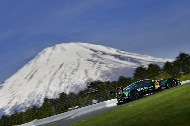 SUPER GT第5戦でのワンシーン。「D'station Racing AMR」チームのレギュラードライバーである藤井誠暢選手、ジョアオ・パオロ・デ・オリベイラ選手とともに、ダレン・ターナー選手は約800kmの長丁場を戦い抜き、完走を果たした。