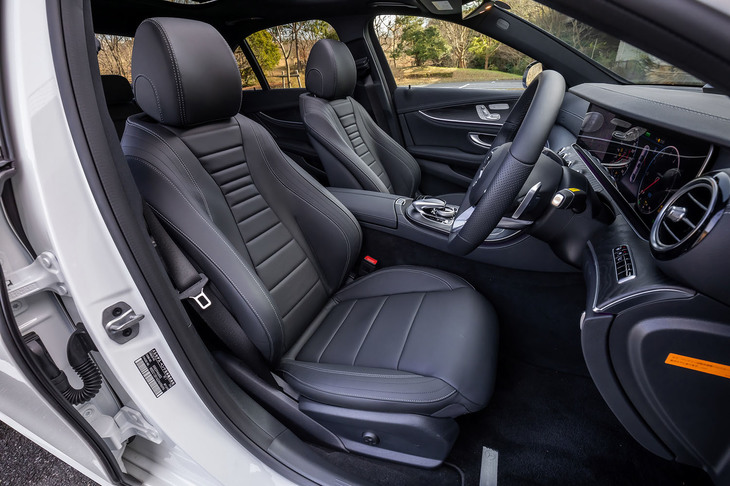 「AMGライン」仕様の内装が標準装備となる「E350deアバンギャルド スポーツ」。ステッチ入りのナッパレザーシートや「レザーARTICO」のダッシュボード、「ブラックアッシュウッド」のトリムなどでインテリアが仕上げられている。