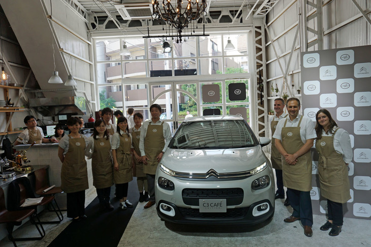 発表会場では、プジョー・シトロエン・ジャポンのスタッフが、カフェの従業員風のエプロンを着用して報道陣を出迎えた。エプロンには「cafe edition」とプリントされていた。