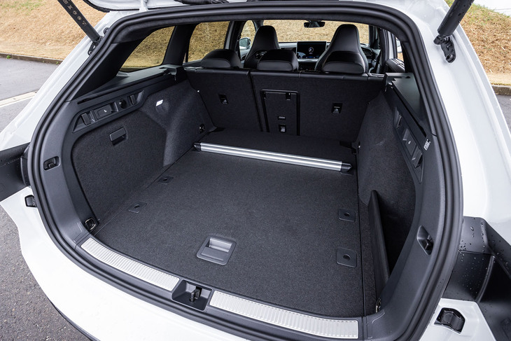 後席使用時の荷室容量は690リッター。60：40の分割可倒式となる後席の背もたれをすべて前方に倒すと、容量を最大1920リッターに拡大することができる。