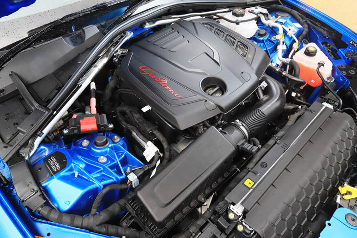 最高出力280ps、最大トルク400Nmを発生する「ジュリア ヴェローチェ」の2リッター直4ターボエンジン。燃費については、FR車、4WD車ともに12.0km/リッター（JC08モード）と公称されている。