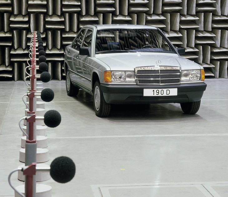 無響室でノイズを計測中のW201。ディーゼル仕様の「190D」である。