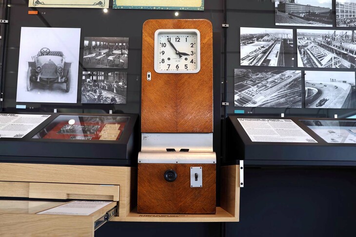 1920年代に使われていたタイムレコーダー。