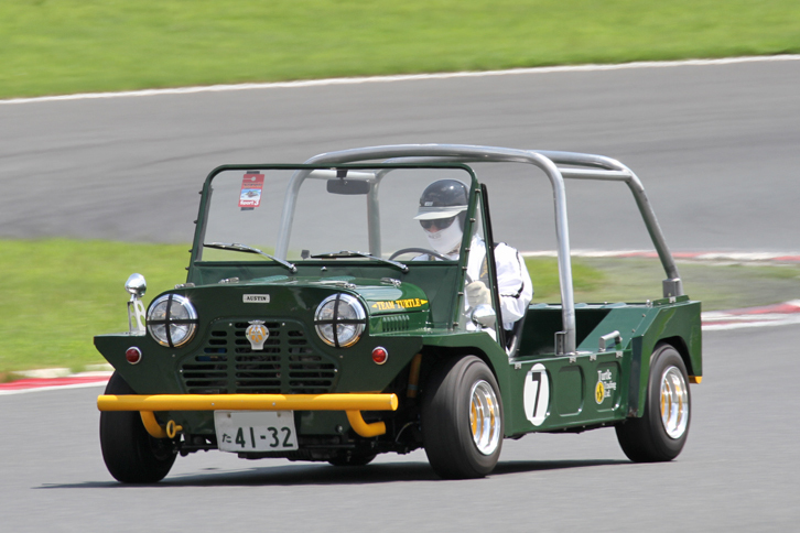 スポーツ走行より、左ハンドルの「ミニ・モーク」。