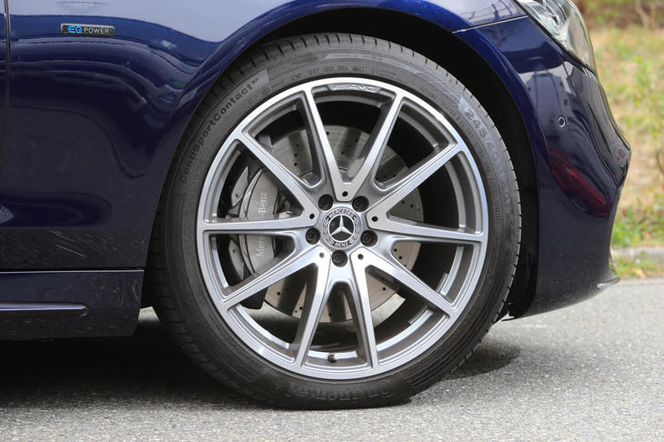 オプションの「AMGラインプラス」に含まれる20インチアルミホイール。標準仕様のアルミホイールは19インチで、タイヤサイズは前：245/45R19、後ろ：275/40R19となる。