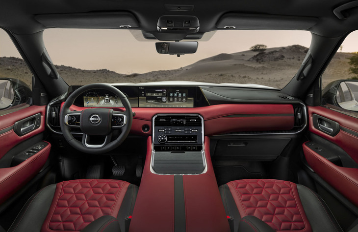 インテリアのレザーは写真でも厚みが分かるほどに質感が高い。このバーガンディーの内装色は上級グレードでしか選べない。オーディオはアメリカの老舗Klipsche（クリプシュ）のシステムを使っている。