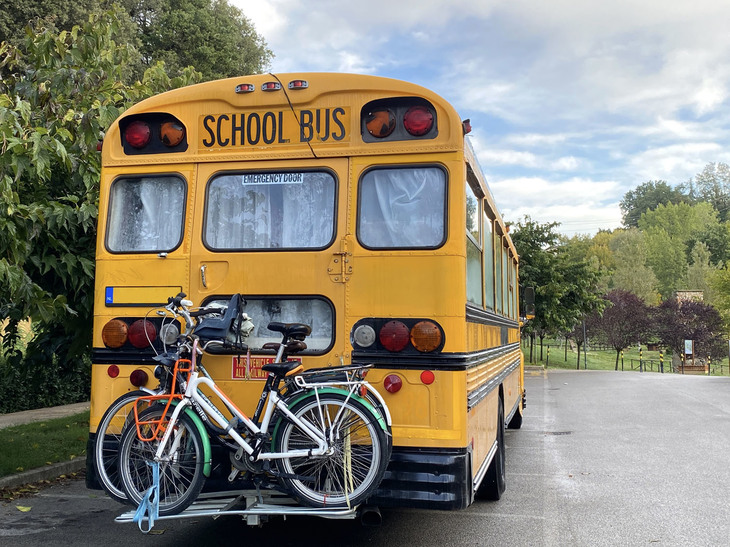 キャンプ生活をより楽しむため、後部には3台分の自転車ラックが付加されている。