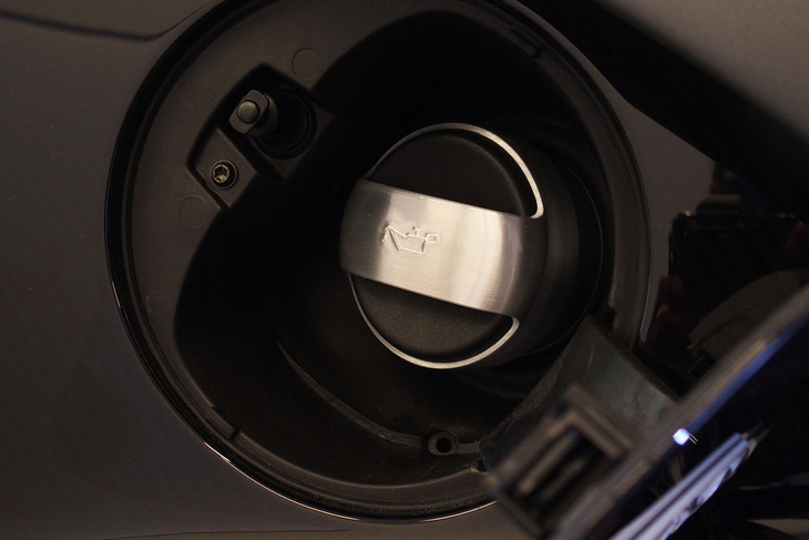 ブガッティ・シロン スポーツ“レ・レジェンド・デュ・シエル”（オイル給油口）