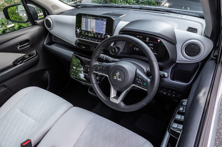 インストゥルメントパネルのデザインや装備は、基本的にガソリンエンジンを搭載する軽ハイトワゴン「eKクロス」に準じている。グレードを問わず「eKクロスEV」には革巻きステアリングホイールが標準で装備される。