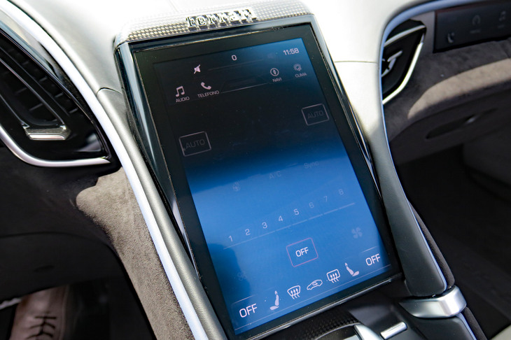 フェラーリ・ローマ スパイダー（センターディスプレイ）