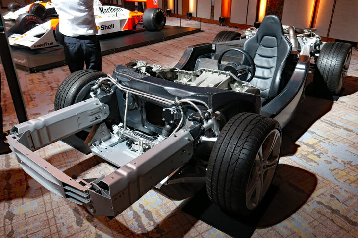 「マクラーレンMP4-12」のランニングシャシー。