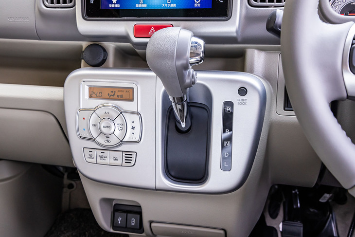 トランスミッションは、従来型の4段ATに替えて新たにCVTを採用。燃費や静粛性の向上がうたわれている。WLTCモードの燃費値は15.1km/リッター。