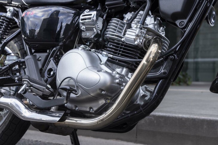 空冷単気筒SOHCエンジンは、十分な低速トルクとクランクシャフトの大きな慣性モーメントが特徴。エキゾーストサウンドも、往年のモデルをモチーフにつくり込まれている。