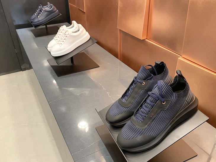 「ミカクス」は、スペイン出身でヴィッセル神戸所属のサッカー選手、アンドレアス・イエニスタとクプラのコラボレーションによるスニーカー。