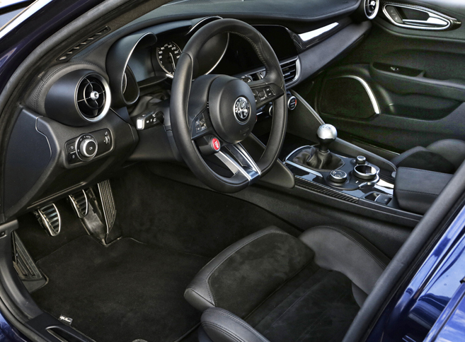 アルファらしさを随所に感じさせる、「ジュリア クアドリフォリオ」のインテリア。ステアリングスポークのスターターボタンなど新装備にも注目。（photo：FCA）
