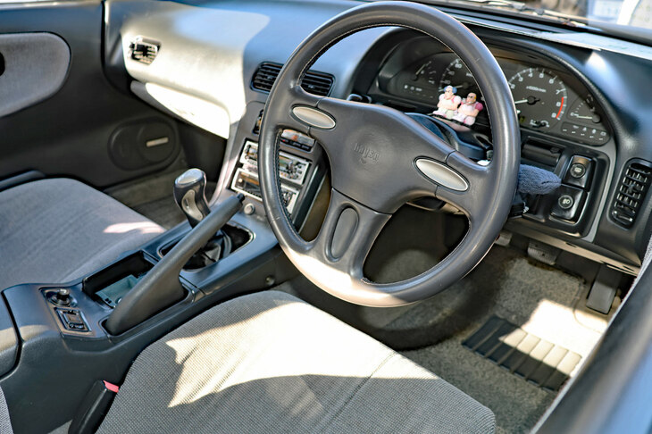 かつて日産が展開していた純正用品ブランド「navan（ナヴァン）」のS13用アイテムを中心に1990年代風のドレスアップを行っているが、装着用品はすべてみずからヤフオク等でコツコツ集めたというから感心する。「この部品は、数年に一回くらいしか出品されません」など、丁寧に教えてくれた。