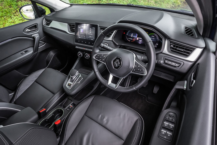 インテリアの基本デザインは、従来型の純ガソリン車と共通。ダッシュボード中央部に、7インチサイズの液晶ディスプレイを用いたマルチメディアシステム「EASY LINK」が組み込まれている。