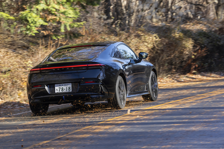 パワーユニットは2リッター4気筒エンジン（最高出力141PS）と駆動用モーター（184PS）などからなるハイブリッドで前輪駆動のみの設定だ。