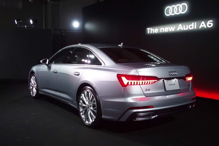 エクステリア上の特徴となっている前後のブリスターフェンダーは1980年に登場したアウディのアイコンともいうべき「アウディ・クワトロ」に由来するもの。