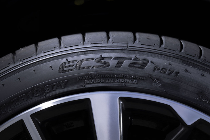 クムホが誇るスポーツタイヤが「エクスタ」シリーズだ。サーキット志向の「V730」「V700」からスーパーカー向けの「PS91」、トータル性能に優れた「HS52」など、幅広く取りそろえられている。