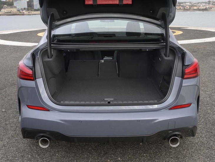 荷室の容量は5人乗車時で430リッター。長尺物の積載には後席を倒すことで対応できる。