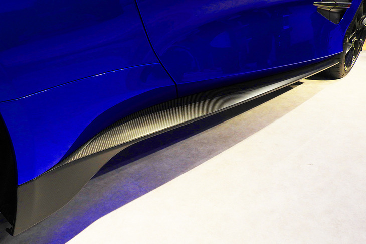 アストンマーティン・ヴァンキッシュ ヴォランテ（サイドシル）