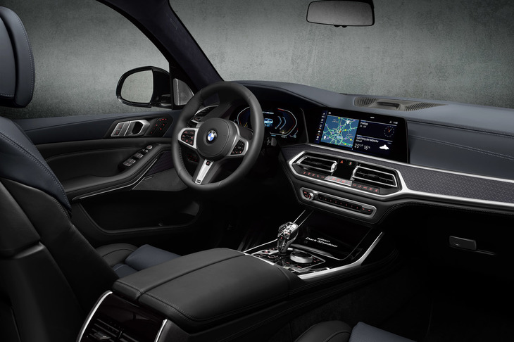 ダッシュボードは、ナイトブルー色のメリノレザーで仕上げられている。