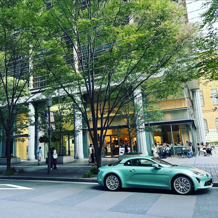 新しく家族になった「アルピーヌA110 GT」。カスタマイズカラーの「ヴェールサンドルメタリック」とディーラーオプションの「SiFoホイール」が完璧なマッチングで世界一美しい（親バカ）。（大和）