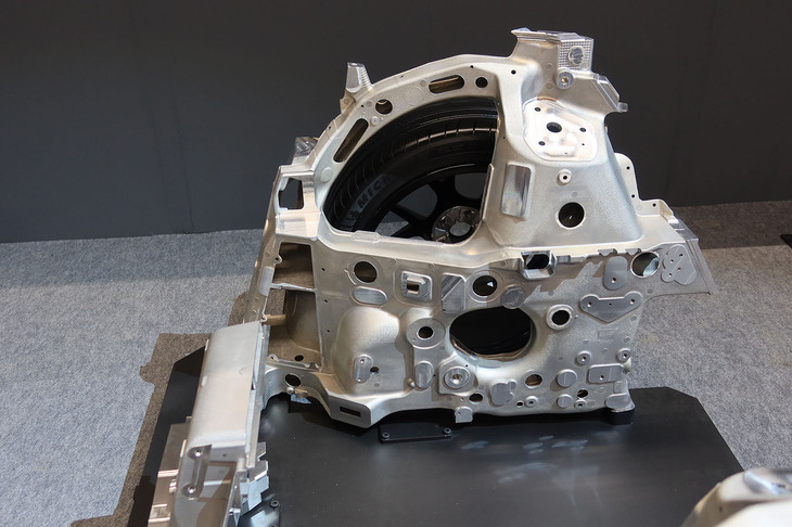 トヨタGR GT（大型中空アルミ鋳物の技術展示）