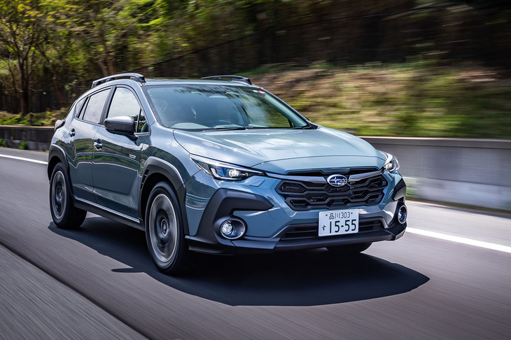 「レヴォーグ」や「WRX」に続いてデュアルピニオン式アシストを備えるステアリングシステムを採用。ハンドリングは正確でコシがあるという印象で、カクンという急激な挙動が出にくいマイルドなセッティングだ。