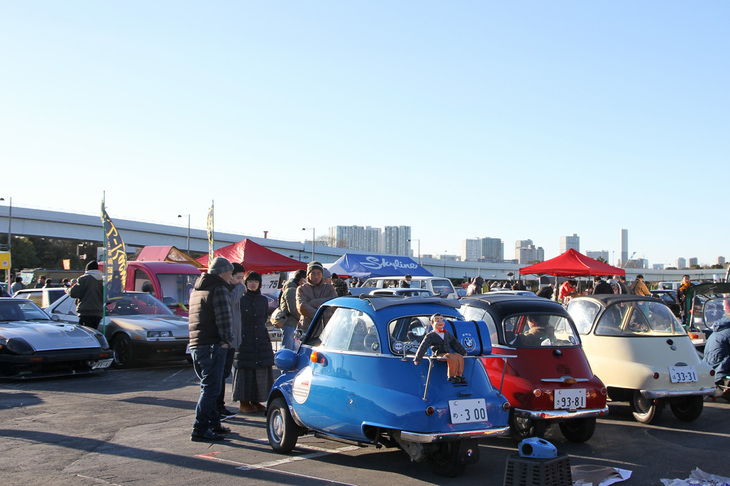 短い冬の日が西に傾きはじめ、そろそろ閉会式。NYMが四十余年の歴史に幕を降ろす直前の風景。3台の「イセッタ」が並んでいるのは、「バブルカークラブ」のクラブスタンド。