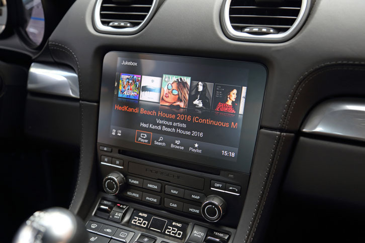 ポルシェ本社が開発したインフォテインメントシステム、PCM（ポルシェ・コミュニケーション・マネージメントシステム）が採用された。