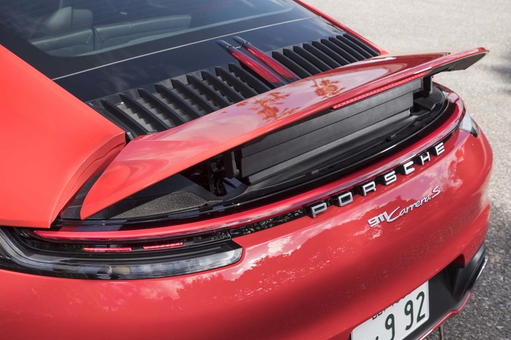 速度に応じて立ち上がるリアウイング。中央にはハイマウントストップランプが備わる。