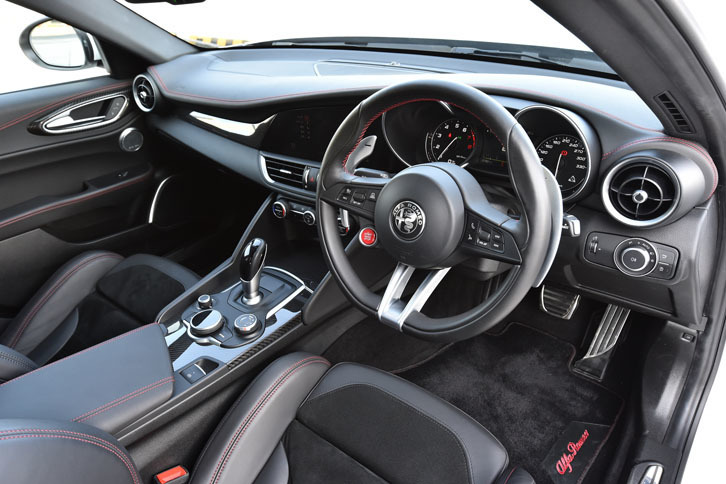 エレガントな曲線で構成されるダッシュボード。中央には車載インフォテインメントシステムをつかさどる8.8インチのディスプレイが配置されている。