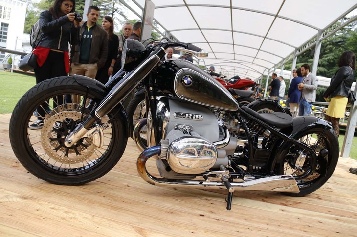 隣接する屋外会場で世界初公開された「BMWモトラッド コンセプトR18」。水滴型燃料タンクを含む流麗なフォルムなど、BMWモーターサイクルの伝統的デザインを現代風に解釈。