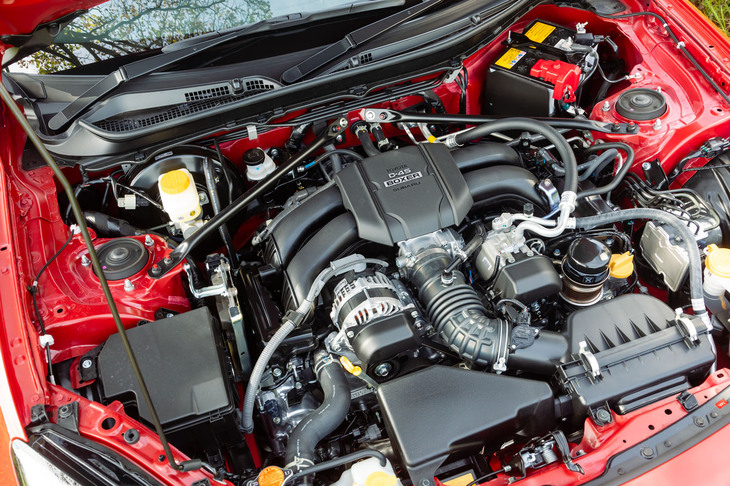 フロントに積まれるFA24型2.4リッター水平対向4気筒エンジンは最高出力235PS、最大トルク250N・mを発生する。