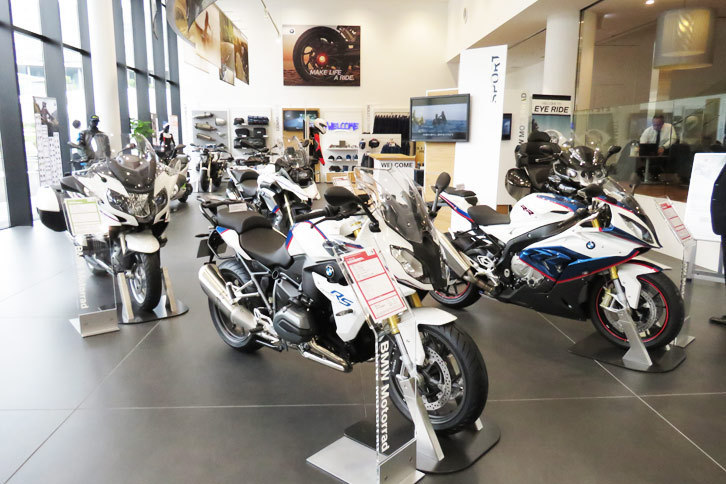 「BMW M」の展示エリアの奥に位置するのが、「BMWモトラッド」のコーナー。10台の車両とバイクウエアなどのグッズが展示されている。