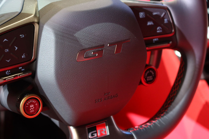 トヨタGR GT（ステアリングホイールセンター）