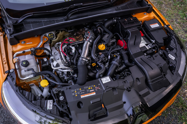 「メガーヌR.S.」に高性能モデル「R.S.トロフィーEDC」と同じ最高出力300PS、最大トルク420N・mを発生する1.8リッター直4ターボエンジンが搭載された。