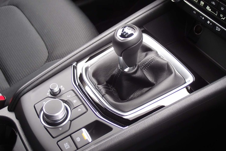 マツダCX-5 XDスマートエディション（シフトノブ周辺部）