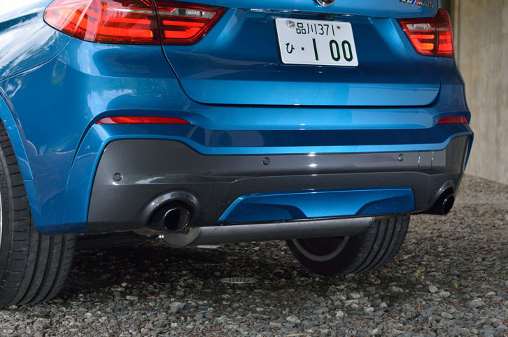 エキゾーストパイプはブラッククローム仕上げ。左右振り分けの2本出しとなる。