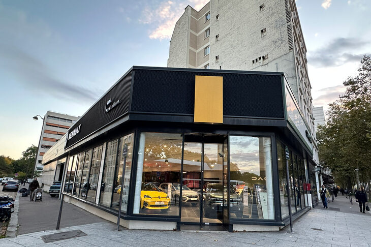 セーヌ左岸15区のルノー販売店。グループ内ブランドのダチアを併売しているのは、もはや欧州各地のルノー販売店でありふれた光景だ。またフランスでは、「ルノー5 E-Tech 100％エレクトリック」の販売がすでに開始されている。