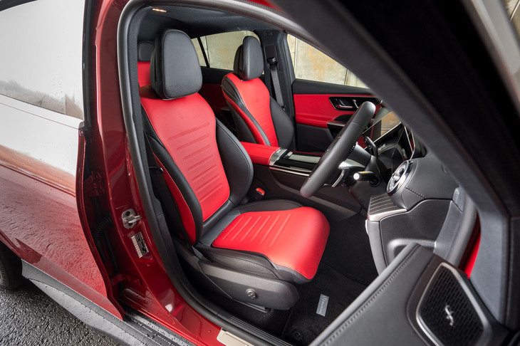 赤×黒の内装はオプションの「AMGレザーエクスクルーシブパッケージ」（51万3000円）に含まれる。これを選ぶには「AMGラインパッケージ」（78万3000円）の同時装着が必須。