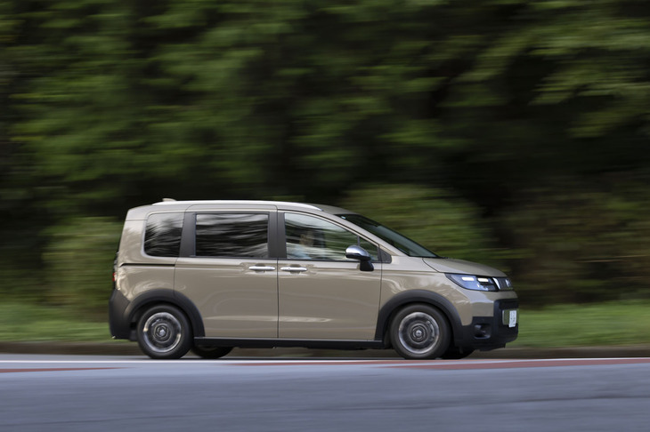 【ホンダ・フリードe：HEVクロスター】
	ボディーサイズ：全長×全幅×全高＝4310×1695×1755mm／ホイールベース：2740mm／車重：1480kg／駆動方式：FF／エンジン：1.5リッター直4 DOHC 16バルブ／モーター：交流同期電動機／エンジン最高出力：106PS（78kW）/6000-6400rpm／エンジン最大トルク：127N・m（13.0kgf・m）/4500-5000rpm／モーター最高出力：123PS（90kW）/3500-8000rpm／モーター最大トルク：253N・m（25.8kgf・m）/0-3000rpm／タイヤ：（前）185/65R15 88S／（後）185/65R15 88S（グッドイヤー・エフィシェントグリップ パフォーマンス2）／燃費：25.5km/リッター（WLTCモード）／価格：316万2500円
	
	【取材時の燃費データ】
	テスト距離：286.3km（市街地1：高速道路7：山岳路2）／使用燃料：17.7リッター（レギュラーガソリン）／参考燃費：16.2km/リッター（満タン法）／16.4km/リッター（車載燃費計計測値）