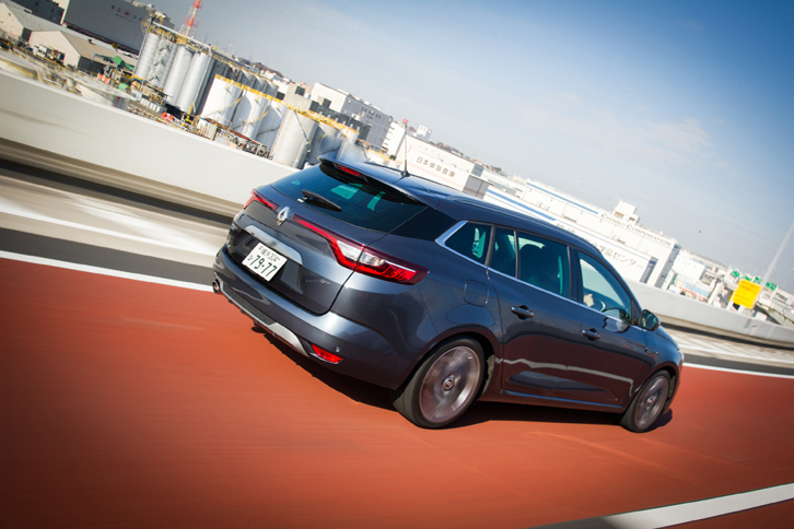 本国仕様では6.0リッター/100km（約16.7km/リッター、欧州複合モード）という燃費性能が発表されている「メガーヌ スポーツツアラーGT」。今回の試乗では442.4kmの距離を走り、満タン法による計測、車載燃費計による計測ともに、およそ10km/リッターという燃費を記録した。