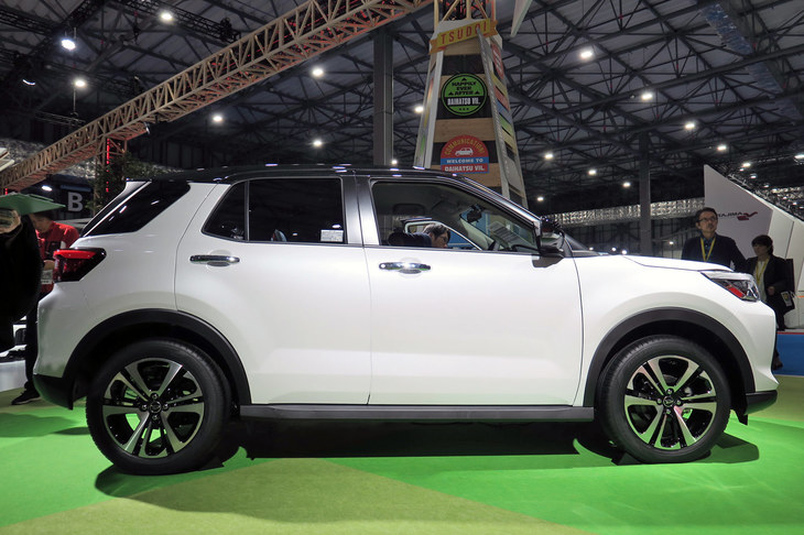 2019年の東京モーターショーにて「ダイハツ・ロッキー」（と後に呼ばれるようになるクルマ）のサイドビュー。ボディーサイズは全長×全幅×全高＝3995×1695×1620mm。